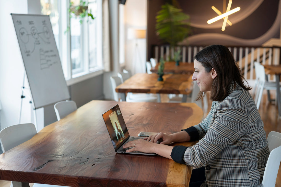 Virtual Assistant having a videoconference with a client